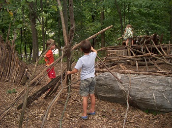 Blog-Nature-Play-Guidelines-Children-Constructing-with-Sticks-in-Woods